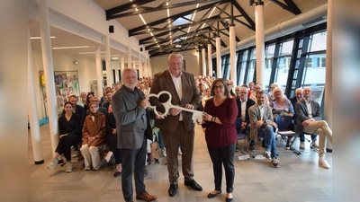 Architekt Werner Schmidt überreicht den symbolischen Schlüssel an Bürgermeister Daniel Hartmann und Schulleiterin Bettina Becker. (Foto: Stadt Höxter)