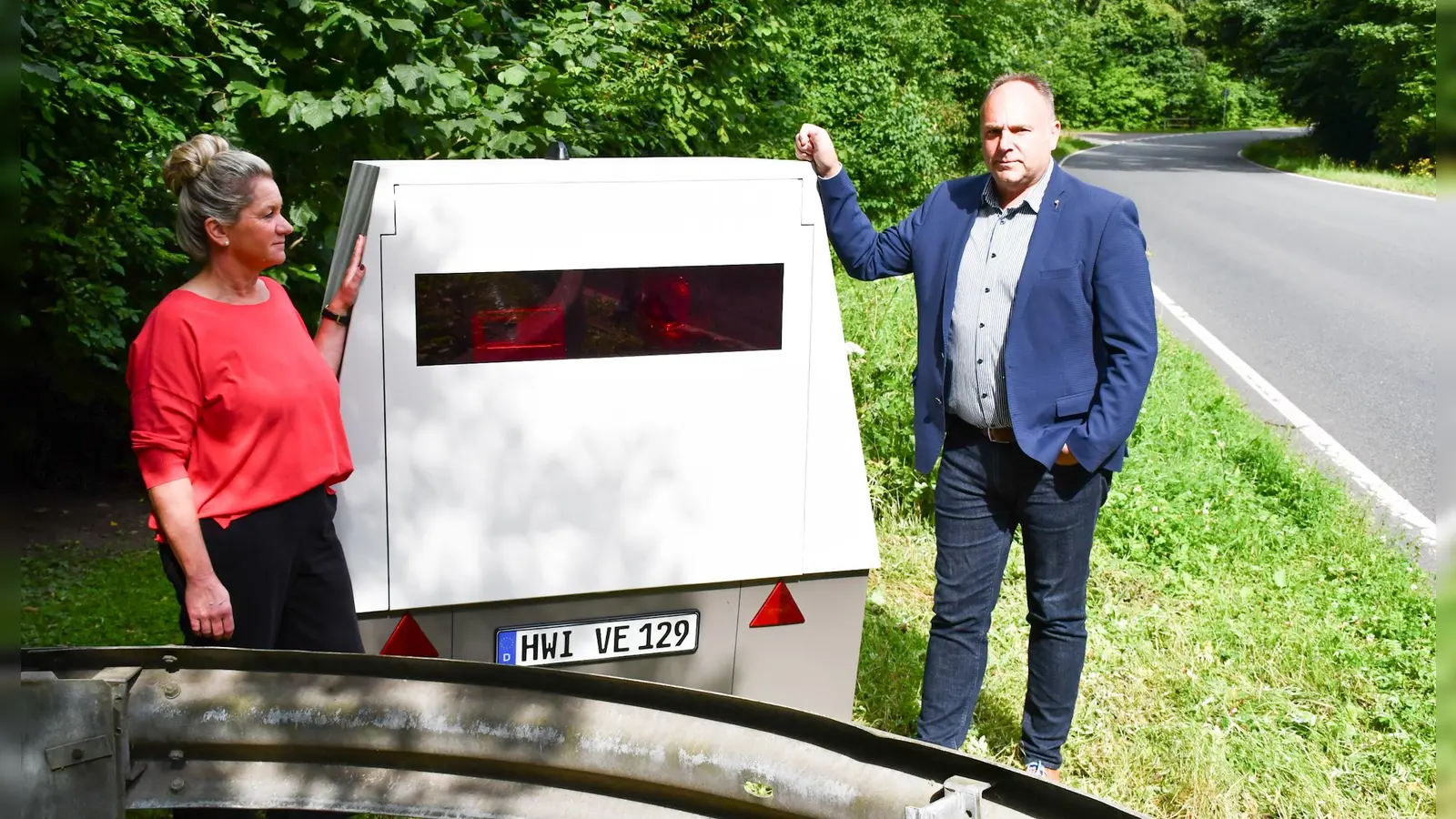 Dezernentin Stefanie Ahlborn und Landrat Michael Schünemann mit dem neuen Messanhänger „Holga”. (Foto: Landkreis Holzminden)