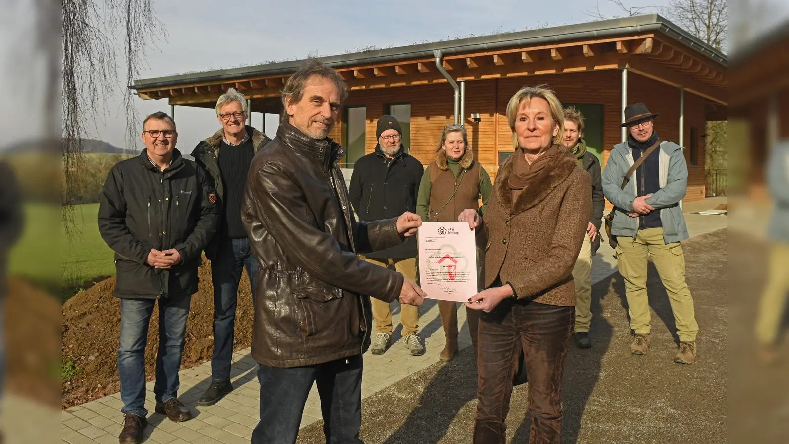 V.l.: Antonius Tillmann (Vorstand Bildungshaus Modexen e.V.), Frank Grawe (Leiter Landschaftsstation Höxter im Kreis Höxter e.V.), Otmar Wiegard (Vorstand Landschaftsstation Höxter im Kreis Höxter e.V.), Burkhard Beinlich (Vorstand Landschaftsstation Höxter im Kreis Höxter e.V. und Vorstand Bildungshaus Modexen e.V.), Britta von Weichs (Vorstand Bildungshaus Modexen e.V.), Ute Röder (Vorstand NRW-Stiftung), Nils Nagusch (Bildungshaus Modexen e.V.), Peter Maciej (Landschaftsstation Höxter im Kreis Höxter e.V.) (Foto: Burkhard Battran)