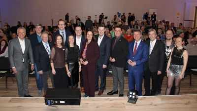 V.l.: Cristián Gálvez, Joachim Franzke (ehem. BM Steinheim), Herbert Müller (stellv. BM Nieheim), Tobias Tölle (BM Bad Driburg), Dimitra Vovoli (stellv. VHS-Leitung), Janine Brigant-Loke (VHS-Leitung), Alexander Kleinschmidt (BM Brakel), Anna Katharina Bölling (Regierungspräsidentin), Michael Scholle (Verbandsvorsteher), Carsten Torke (BM Steinheim), Michael Stickeln (Landrat), Friedhelm Spieker (ehem. Landrat), Jens Schwarze und Linda Liß (beide Feuerflut). (Foto: privat)