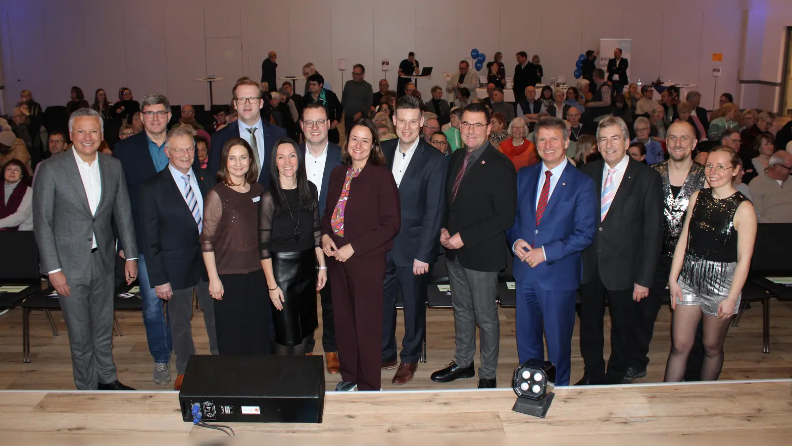 V.l.: Cristián Gálvez, Joachim Franzke (ehem. BM Steinheim), Herbert Müller (stellv. BM Nieheim), Tobias Tölle (BM Bad Driburg), Dimitra Vovoli (stellv. VHS-Leitung), Janine Brigant-Loke (VHS-Leitung), Alexander Kleinschmidt (BM Brakel), Anna Katharina Bölling (Regierungspräsidentin), Michael Scholle (Verbandsvorsteher), Carsten Torke (BM Steinheim), Michael Stickeln (Landrat), Friedhelm Spieker (ehem. Landrat), Jens Schwarze und Linda Liß (beide Feuerflut). (Foto: privat)