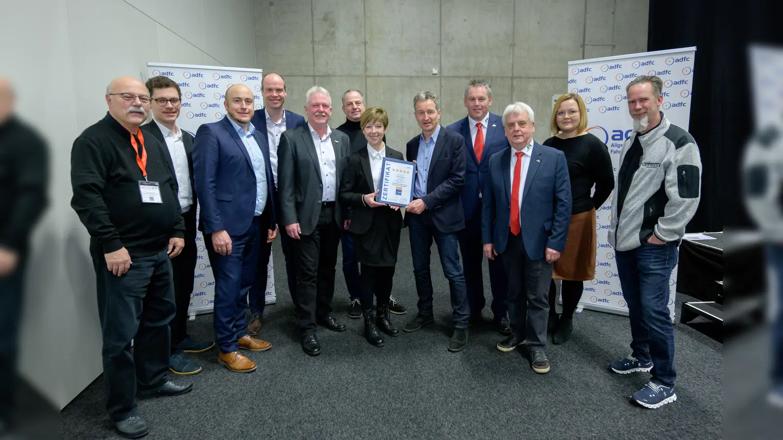 Klaus-Dieter Brandstetter, Geschäftsführer Touristik-Service Waldeck Ederbergland, Gerald Baumann, Touristikmanager Landkreis Kassel, Martin Lange, Bürgermeister Stadt Trendelburg, Frank Linnekugel, Vorstandsvorsitzender Sauerland Tourismus e.V. und Geschäftsführer der Wirtschaftsförderungsgesellschaft Hochsauerland, Thomas Schröder, Bürgermeister Stadt Marsberg, Dr. Jürgen Fischbach, Geschäftsführer Sauerland Tourismus e.V., Michaela Schröder, Wirtschaftsförderin Stadt Marsberg und Geschäftsführerin Stadtmarketing und Wirtschaftsförderung Marsberg e.V., Christian Tänzler, ADFC-Tourismusvorstand, Elmar Schröder, Bürgermeister Stadt Diemelstadt, Dieter Oderwald, erster Stadtrat Stadt Diemelstadt, Nina Fremder, Geschäftsführerin Bad Karlshafen GmbH, Andrew Kesper, Tourist-Information Willingen. (Foto: Roehl/ADFC)