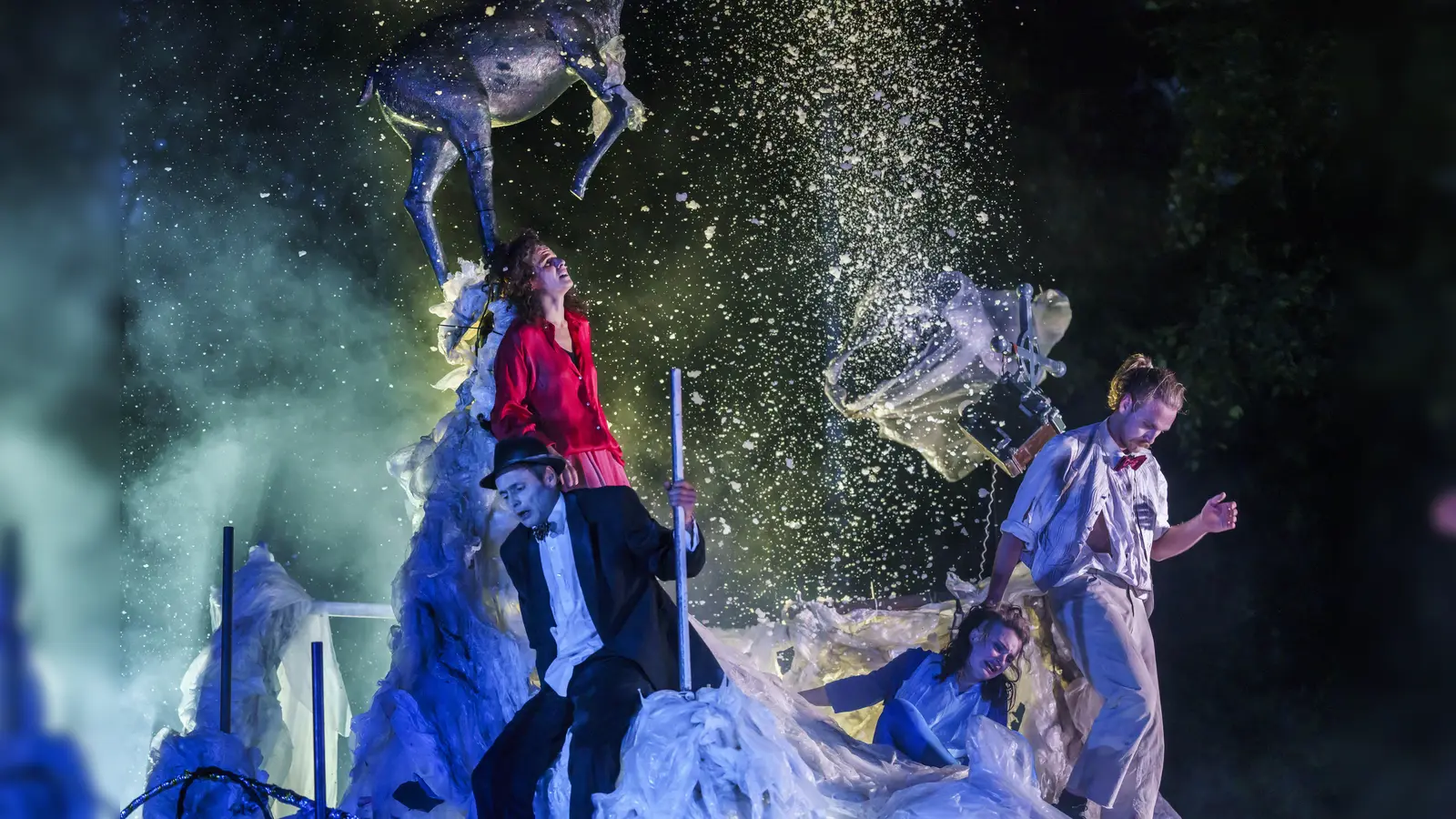 Internationale Künstlergruppen lassen Holzminden beim Straßentheater Festival zur Kulisse spektakulärer Inszenierungen werden. (Foto: Martin Jehnichen)