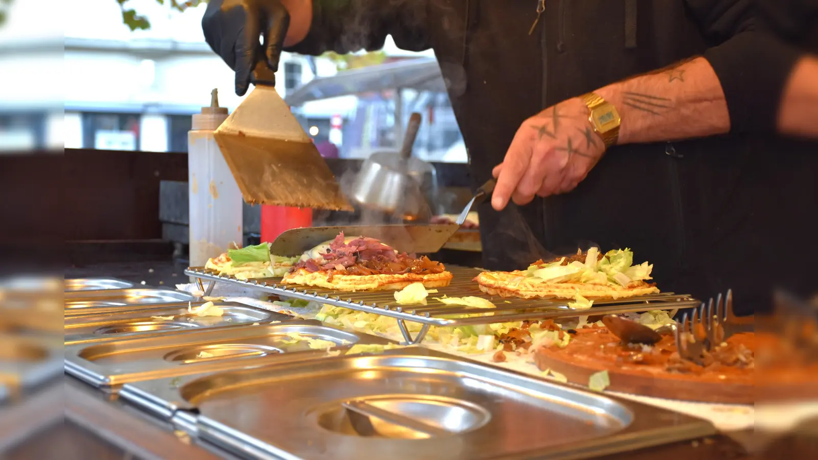 Die Speisen wurden alle aufwendig und frisch zubereitet, wie hier Kartoffelwaffeln mit Pastrami, lecker! (Foto: Barbara Siebrecht)