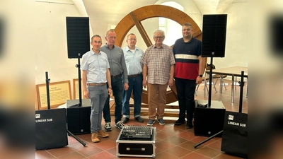 Bürgermeister Marcus Dittrich, Christian Mahlmann (FWG), Albert Lückert (CDU), Karl-Erwin Franz (SPD) und Martin Lohmann (Kämmerei) bei der Übergabe der Anlage.  (Foto: Bianca Köster )