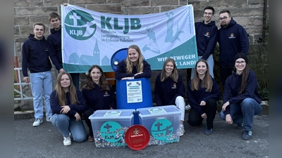 Die katholische Landjugendbewegung Fölsen wirbt für ihre Kronkorken-Sammelaktion mit (hinten v.l.): Sebastian, Hendrik, Luis, Jonas, sowie (vorne v.l.): Leonie, Clara, Laura, Finja, Amelie und Greta. (Foto: privat)