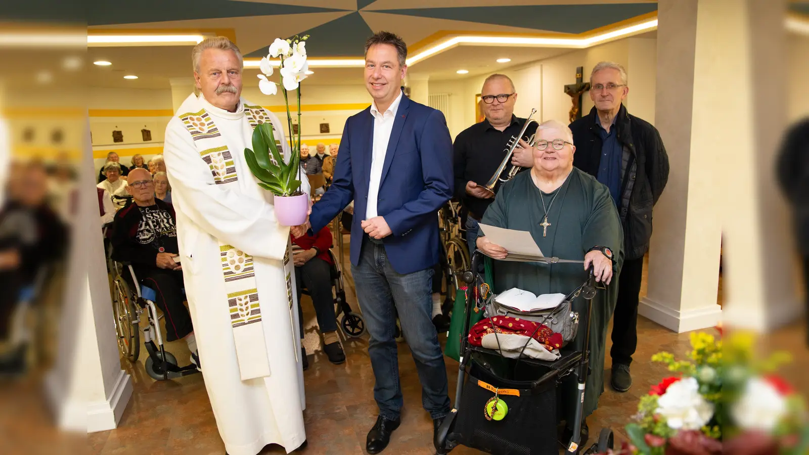 Mit einem feierlichen Einführungsgottesdienst wurde Stefan Kruse als neuer Einrichtungsleiter im St. Antonius Seniorenhaus der KHWE begrüßt (v.l.): Pfarrer Willi Koch, Einrichtungsleiter Stefan Kruse, Holger Darabas (Trompete), Berty Radojewski (Lektorin) und Werner Bornefeld-Ettmann (Orgel). (Foto: KHWE)