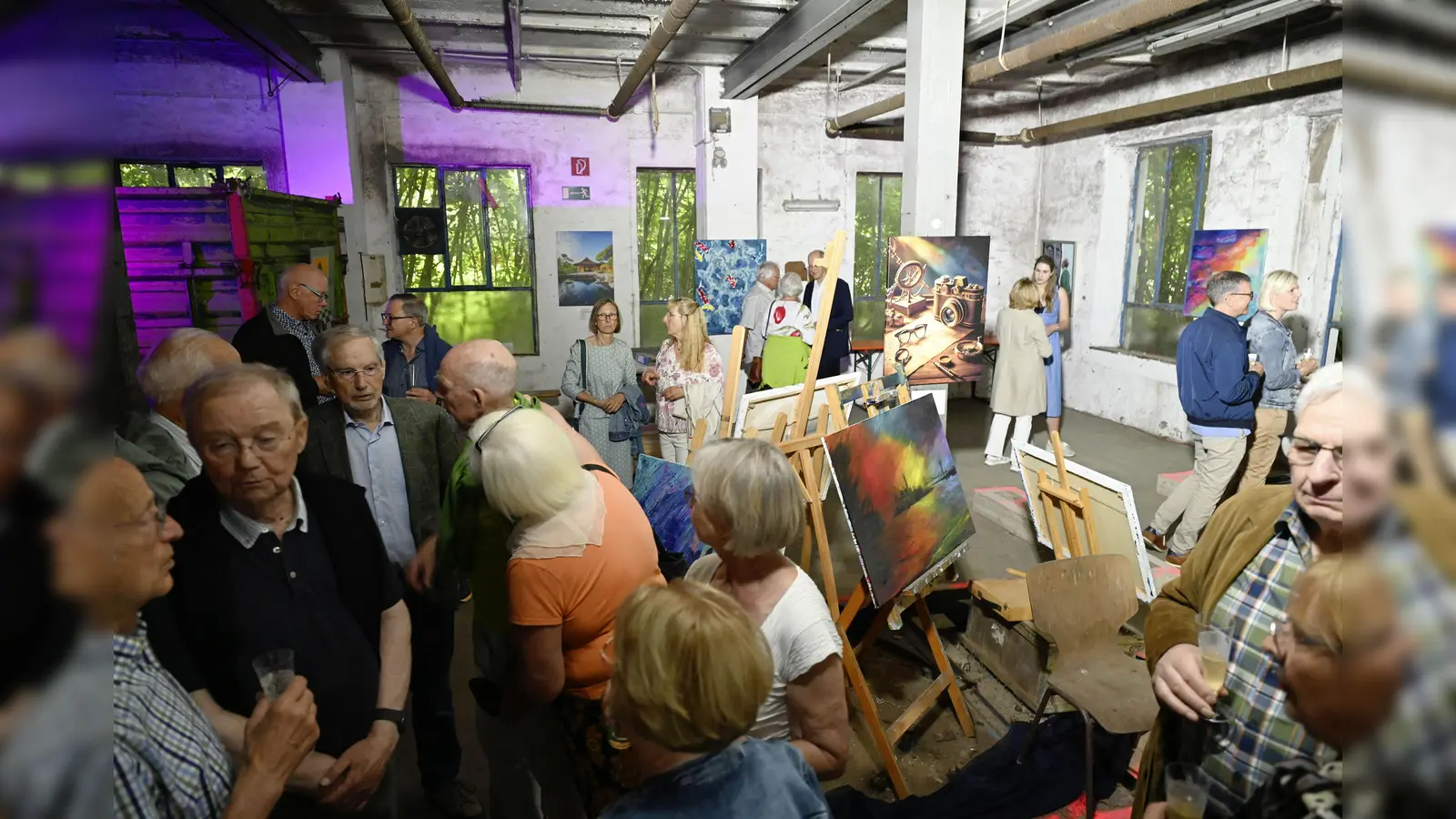Besucher in der Ausstellung. (Foto: Andreas Krukemeyer)
