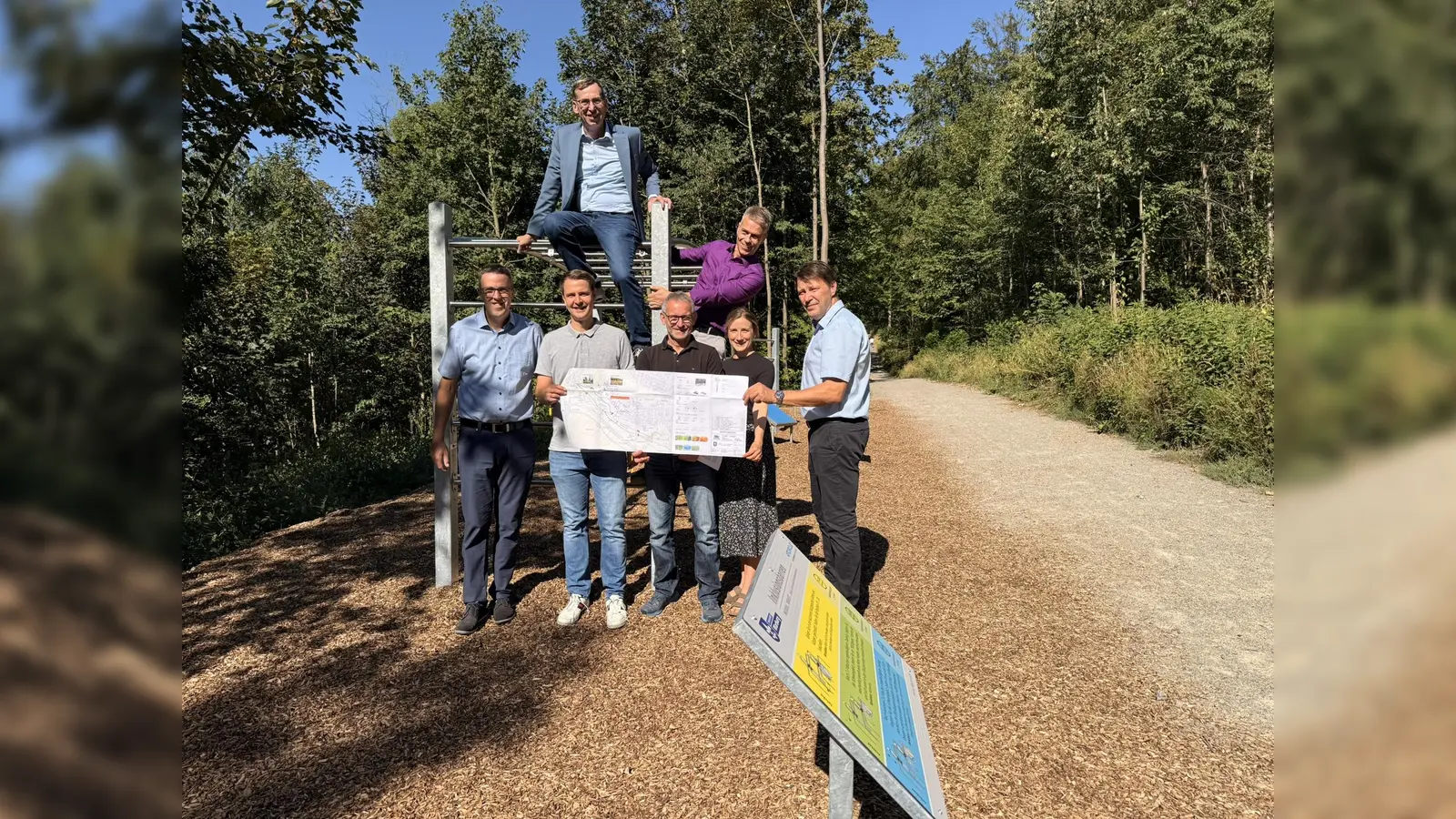 Mitten in der Natur laden verschiedene Stationen zum Trainieren ein: Bürgermeister Tobias Scherf (oben), Jörg Biele (oben rechts, Playparc) sowie (vorne von links) der erste Beigeordnete Andreas Niggemeyer, Julian Meyer (CWW), Markus Engemann (Stadt Warburg), Kristin Wieners (CWW) und Architekt Frank Laudage. (Foto: Stadt Warburg)