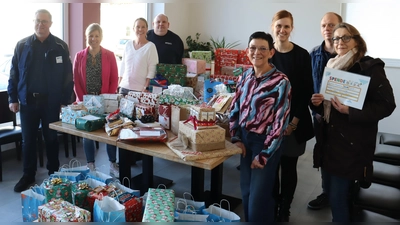 Strahlende Augen in der Adventszeit – Mitarbeiter des BENTELER-Werkes Kleineberg/Warburg erfüllen Weihnachtswünsche für die Bewohner des Jugenddorfes Petrus Damian. (Foto: privat)