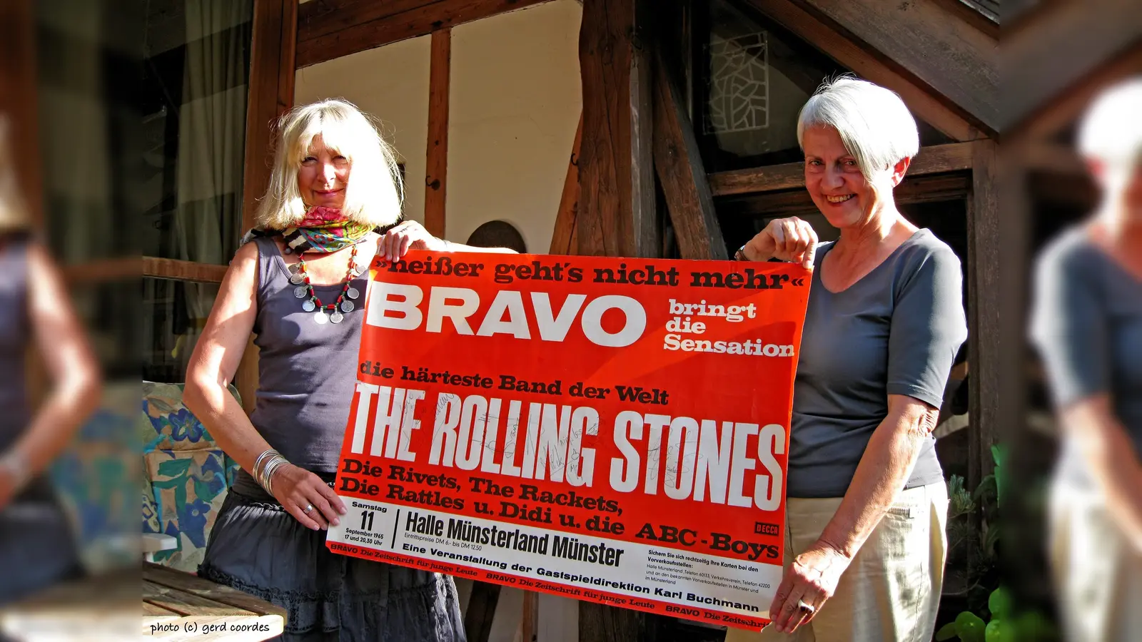 Evelyn Adam (geb. Döring) und Gabriele von Pappenheim sind stolz auf ihre signierten Erinnerungsstücke vom privaten Treffen mit den Rolling Stones 1965. (Foto: privat)