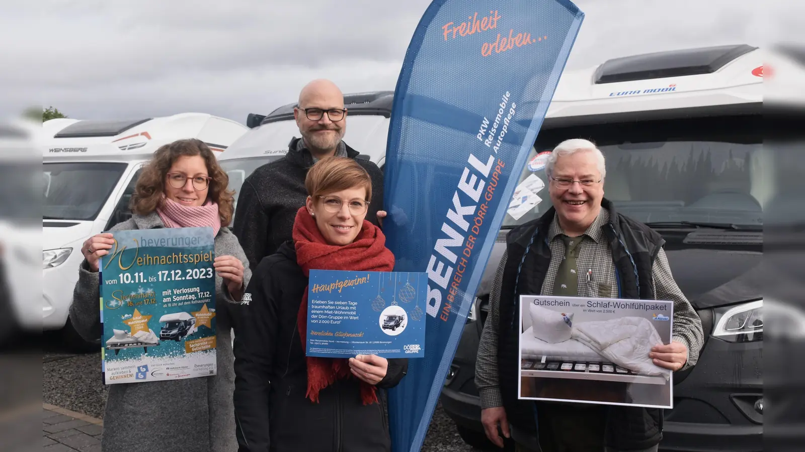Verena Hoppe und Sebastian Kübler (Beverungen Marketing) laden zum Mitspielen ein. Maike Bodach (Mitarbeiterin Vermietung Dörr-Reisemobile Nord) und Carl-August Schübeler präsentieren die beiden Hauptpreise, eine Reise im Wohnmobil und ein Schlaf-Wohlfühlpaket.  (Foto: Barbara Siebrecht)