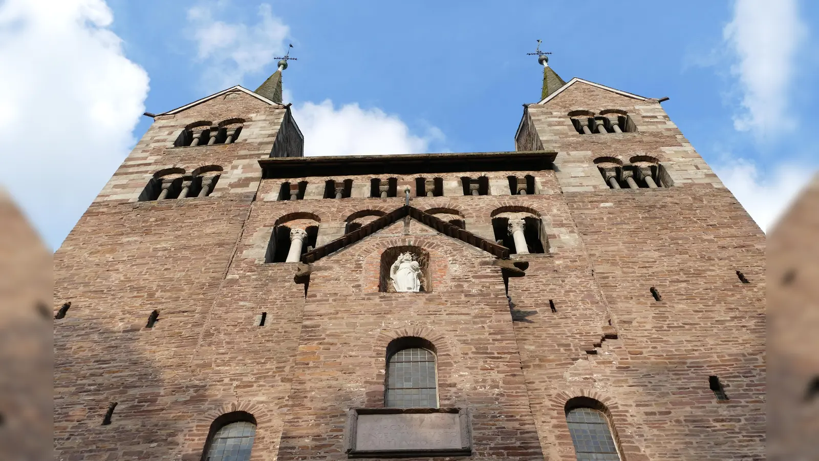 Das karolingische Westwerk ist das Gesicht der Welterbestätte Corvey. Es erinnert an die Begründung benediktinischen Lebens im Weserbogen vor 1200 Jahren. Die Ordenskonferenz in Corvey knüpft an die lange monastische Tradition an. (Foto: Kirchengemeinde Corvey)