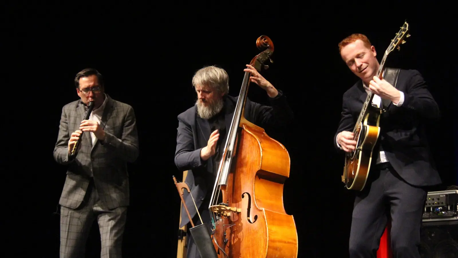 Das Wilde Holz mit Blockflötist Tobias Reisige, Bassist Markus Conrads und Gitarrist Johannes Behr auf der Bühne der Beverunger Stadthalle. (Foto: Kulturgemeinschaft Beverungen)