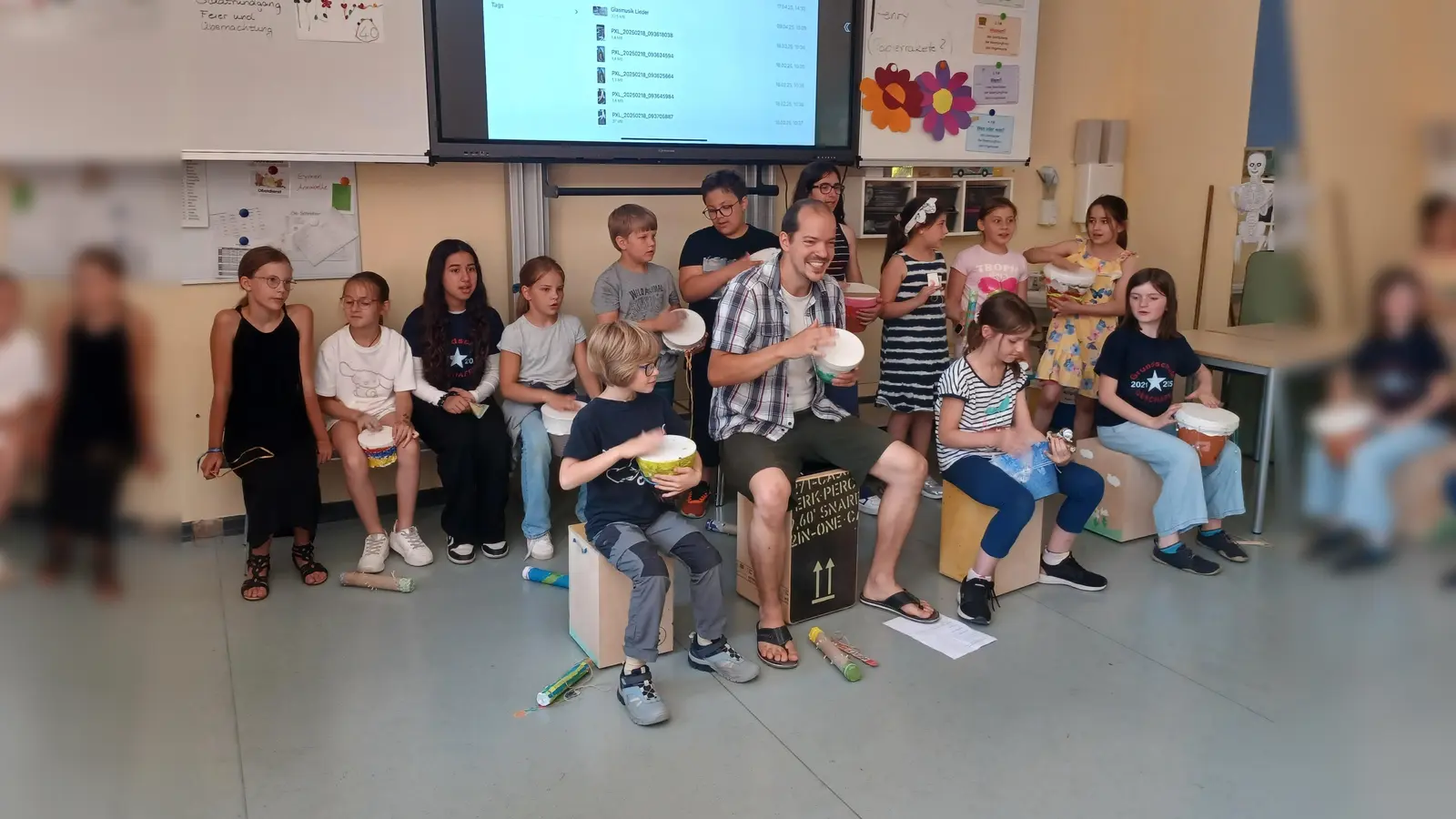 Julian Schmitz mit jungen Musikerinnen und Musikern der Schule am Nicolaitor – stolz präsentieren sie ihre selbstgebauten Blumentopftrommeln aus dem Projekt „Experimenteller Instrumentenbau“. (Foto: Stadt Höxter)