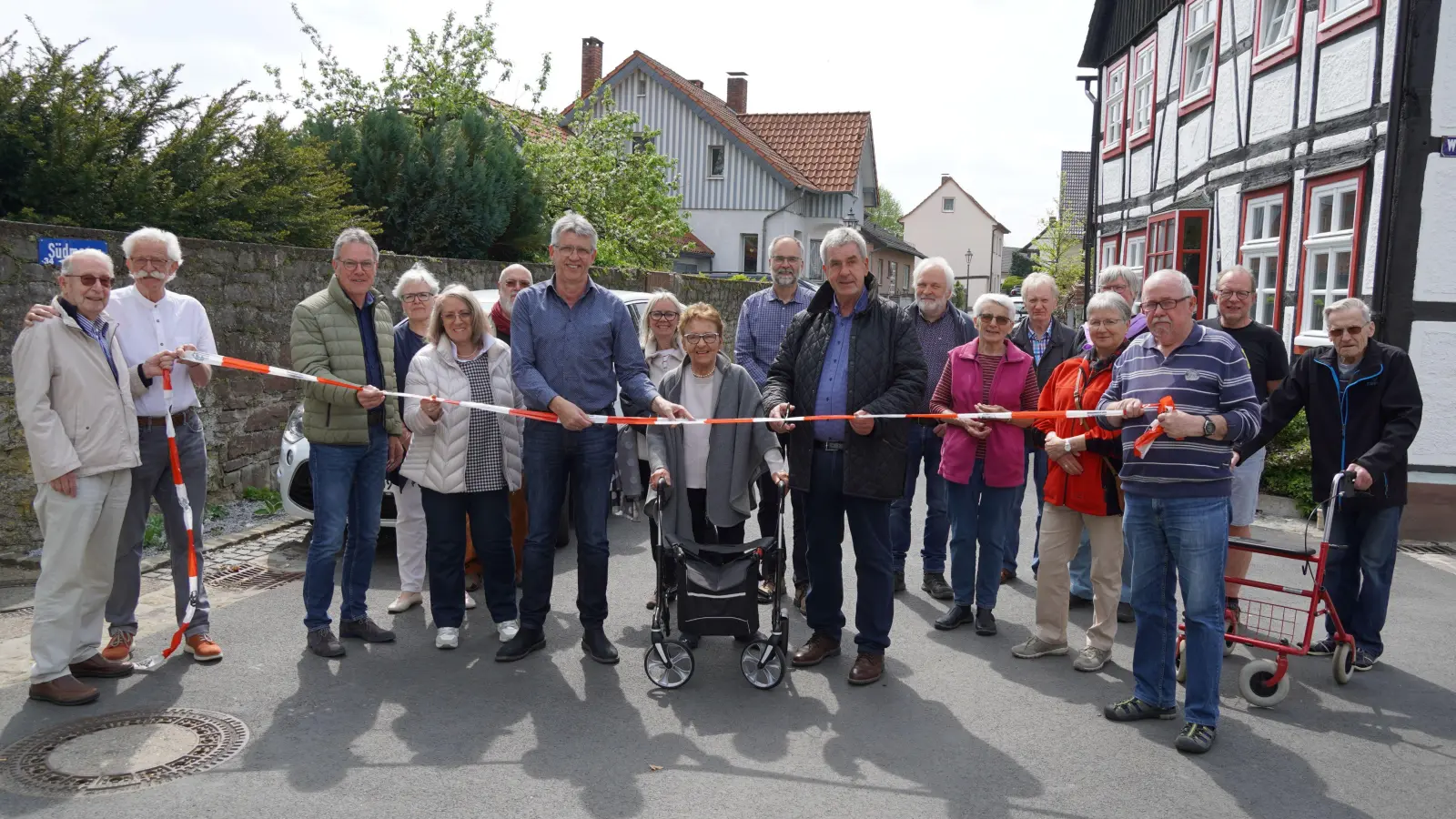 Bürgermeister Hermann Temme durchtrennt das Flatterband zur Einweihung der Südmauer. (Foto: Stadt Brakel)