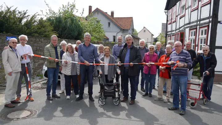 Bürgermeister Hermann Temme durchtrennt das Flatterband zur Einweihung der Südmauer. (Foto: Stadt Brakel)