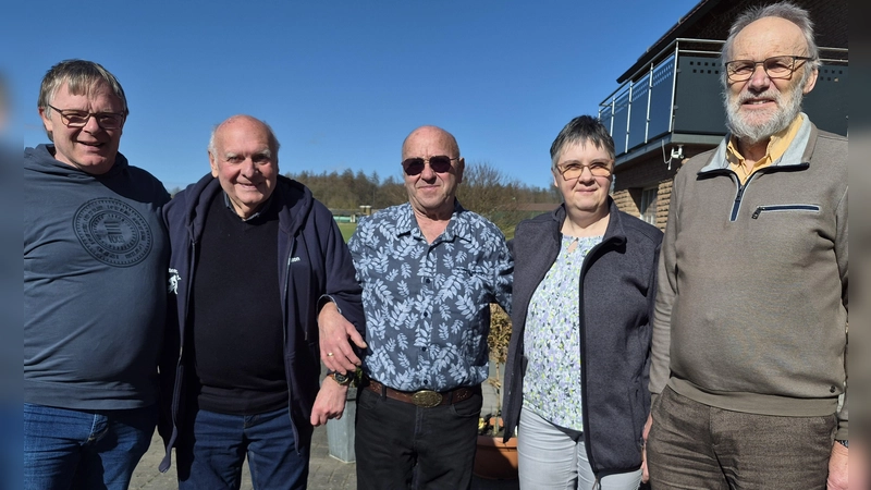 Der wieder gewählte Vorstand des VdK-Ortsverbandes Natzungen (v.l.): Vorsitzender Volker Schlieker, Ehrenvorsitzender Anton Scherf, Beisitzer Rudolf Kohlisch, Frauenbeauftragte Petra Fornefeld und Kassierer Elmar Pollmann.Es fehlen Franz-Josef Meyer und Otto Wilhelms. (Foto: VdK Natzungen / privat)