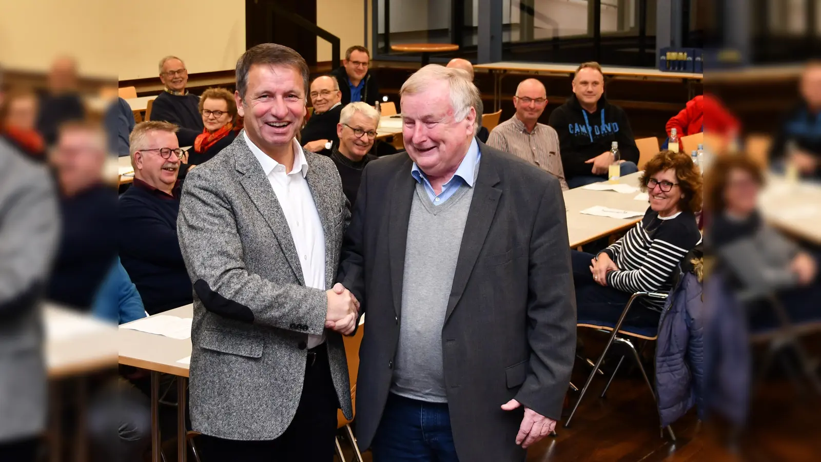Landrat Michael Stickeln (links) gratuliert Kreisheimatpfleger Hans-Werner Gorzolka zur einstimmigen Wiederwahl bei der Herbsttagung der Heimatpflege und dankte im für seine engagierte Arbeit. (Foto: Kreis Höxter)