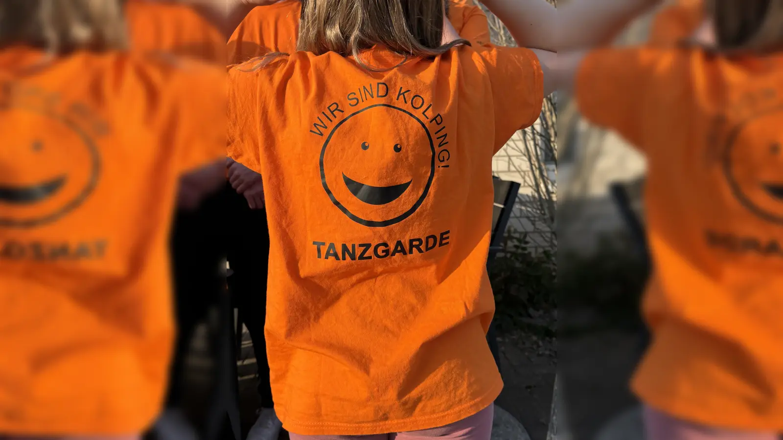 Mit Shirts in den Vereinsfarben Schwarz und Orange wurden die Tanzgarde ausgestattet  (Foto: Kolpingfamilie Beverungen )