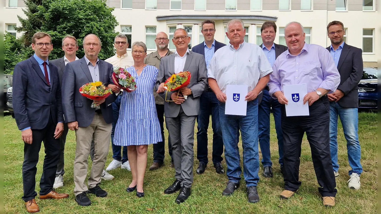 Zum Abschied wünscht die Verwaltungsspitze alles Gute: Bürgermeister Tobias Scherf (v.l.), Leander Sasse (Vorstand KUW), Helmut Schmitz, Rüdiger Wiemers (Leitung FB I - Zentraler Service), Claudia Ernst, Stefan Heinemann (Personalratsvorsitzender Stadtwerke GmbH), Armin Sander, Andreas Niggemeyer (Erster Beigeordneter), Norbert Hoffmann, Ludger Nutt, Andreas Scholle (Leitung FB IV - Ordnung und Soziales), Ludger Nutt und Michael Schäfers (Personalratsvorsitzender Stadt Warburg). (Foto: Stadt Warburg)
