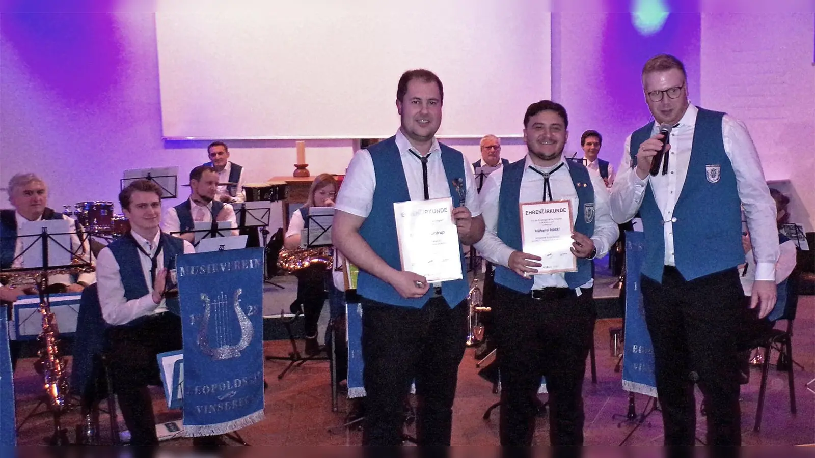 Ehrenurkunden für langjährige Vereinstreue: Der 1. Vorsitzende Michael Mülller (rechts) gratuliert Thomas Brüntrup und Wilhelm Hackl (links und mitte). (Foto: privat)