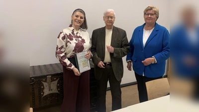 V.l.: Evelyn Walker-Fimmel (Vorsitzende Heimat- und Museumsverein), Gastredner Prof. Udolph und Doris Jochmaring (stell. Vorsitzende Heimat- und Museumsverein). (Foto: privat)