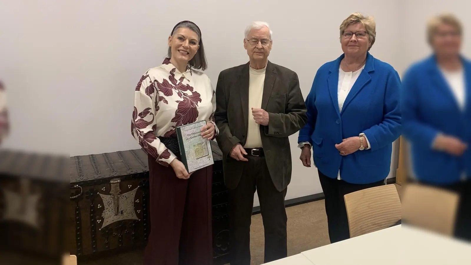 V.l.: Evelyn Walker-Fimmel (Vorsitzende Heimat- und Museumsverein), Gastredner Prof. Udolph und Doris Jochmaring (stell. Vorsitzende Heimat- und Museumsverein). (Foto: privat)