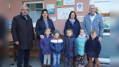 V.l.: Bürgermeister Hermann Temme, Einrichtungsleiterin Kirsten Husberg-Poll, Stefanie Ischen und Norbert Loermann (beide Stadt Brakel); die Kinder vorne: Ella-Marie, Oskar, Nele, Celina und Henry. (Foto: privat)