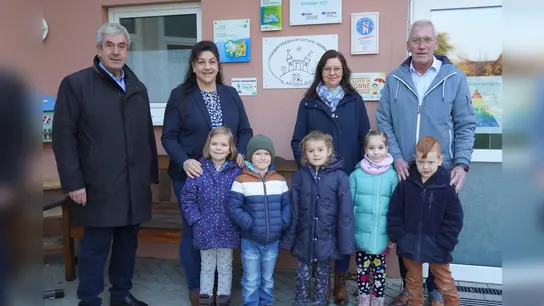 V.l.: Bürgermeister Hermann Temme, Einrichtungsleiterin Kirsten Husberg-Poll, Stefanie Ischen und Norbert Loermann (beide Stadt Brakel); die Kinder vorne: Ella-Marie, Oskar, Nele, Celina und Henry. (Foto: privat)
