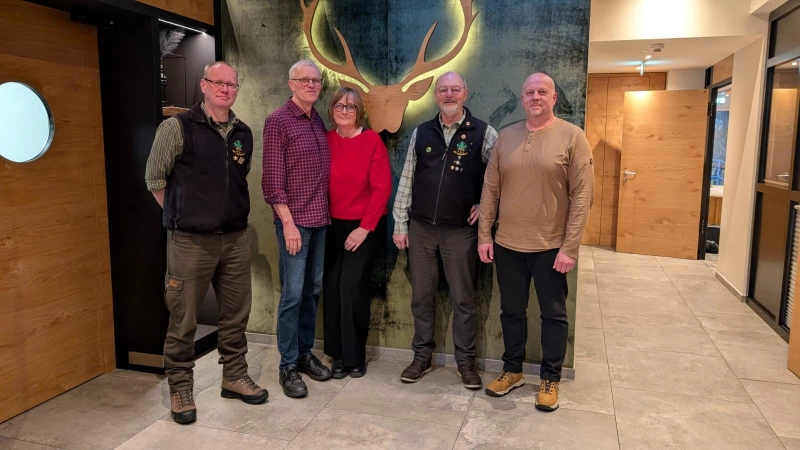 Für weitere drei Jahre in seinen Ämtern bestätigt wurde der Vorstand des Eggegebirgsvereins Sandebeck (v.l.): Michael Hindahl (1. Vorsitzender), Alfons Bläsing (Kassierer), Anja Bläsing ( 2. Vorsitzende), Richard Brockmann (Wanderwart) und Dirk Dreier (Schriftführer). (Foto: Eggegebirgsverein Sandebeck / privat)