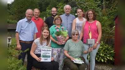Die bestplatzierten Gartenbesitzer, Sponsoren und Auslobende trafen sich am Haus der Siegerin in Herstelle (v. l.) Hubertus Grimm (Bürgermeister), Florian Seela (Klimaberater), Isabell Riese (2. Platz), Sven Ostmeyer (Sponsor), Birgit und Franz Göllner (3. Platz), Annemarie Schrick (1. Platz), Anna Wohlgemuth (Sponsorin) und Verena Hoppe (Bev. Marketing) Es fehlt Sponsorin Andrea Vrsaljko von der Lesbar.  (Foto: Barbara Siebrecht)