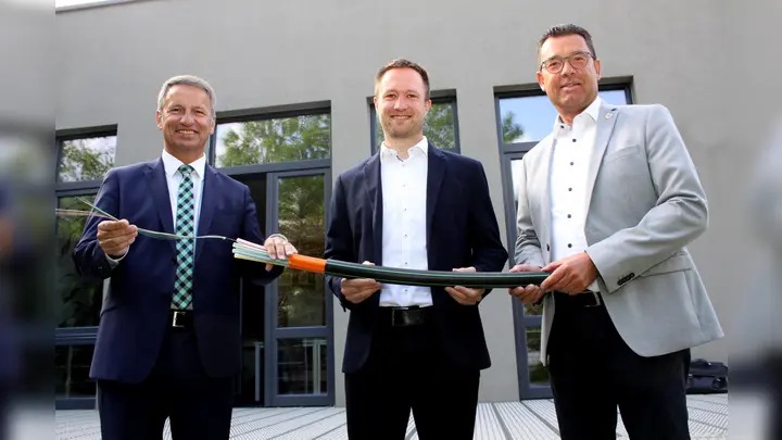 Städte, Kreis und GfW engagieren sich für ein abgestimmtes Vorgehen beim Glasfaserausbau im Kreis Höxter (v.l.): Landrat Michael Stickeln, Jan Timmermann, Gigabitkoordinator des Kreises Höxter, und Steinheims Bürgermeister Carsten Torke als Sprecher der Bürgermeister der zehn Städte. (Foto: Kreis Höxter)