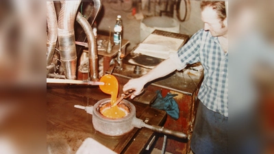 Mitarbeiter in der Glashütte Buder. (Foto: Heimatverein Volpriehausen)