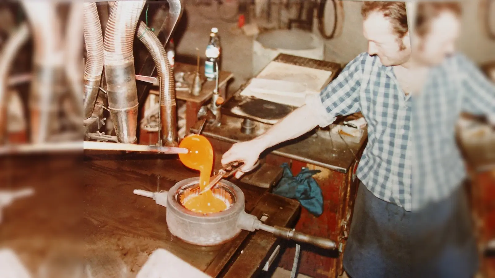 Mitarbeiter in der Glashütte Buder. (Foto: Heimatverein Volpriehausen)