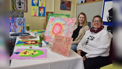 Künstlerin Alexandra Dittschar bot, begleitet von ihrer Tochter Sarah Püttcher, ihre Kunstwerke an. Sie war schon zum dritten Mal beim Kreativ-Markt dabei.  (Foto: Barbara Siebrecht)
