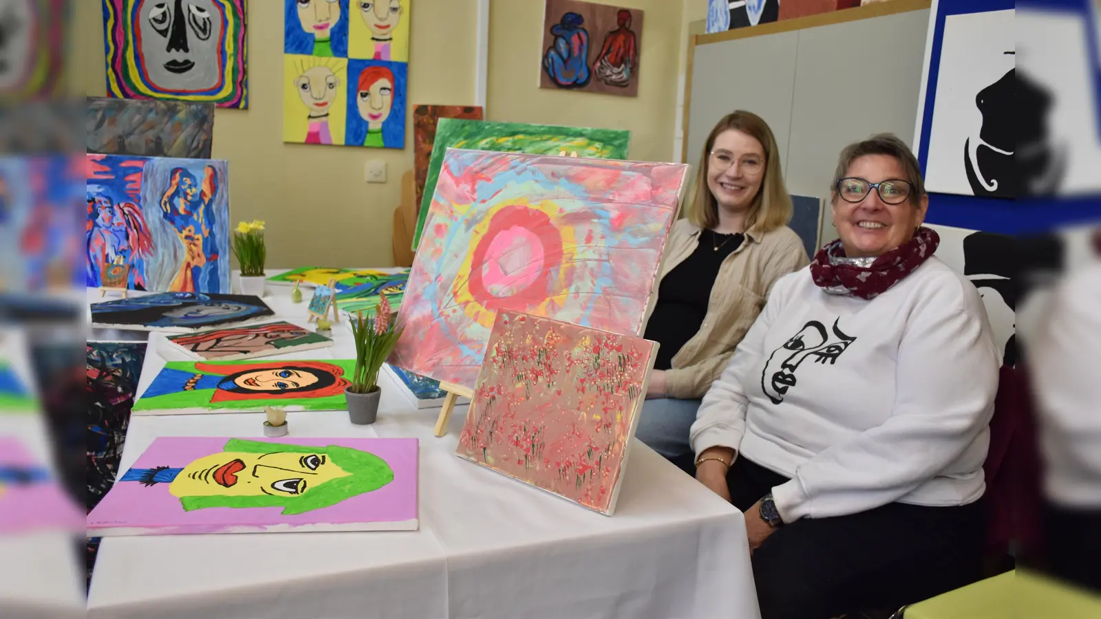 Künstlerin Alexandra Dittschar bot, begleitet von ihrer Tochter Sarah Püttcher, ihre Kunstwerke an. Sie war schon zum dritten Mal beim Kreativ-Markt dabei.  (Foto: Barbara Siebrecht)