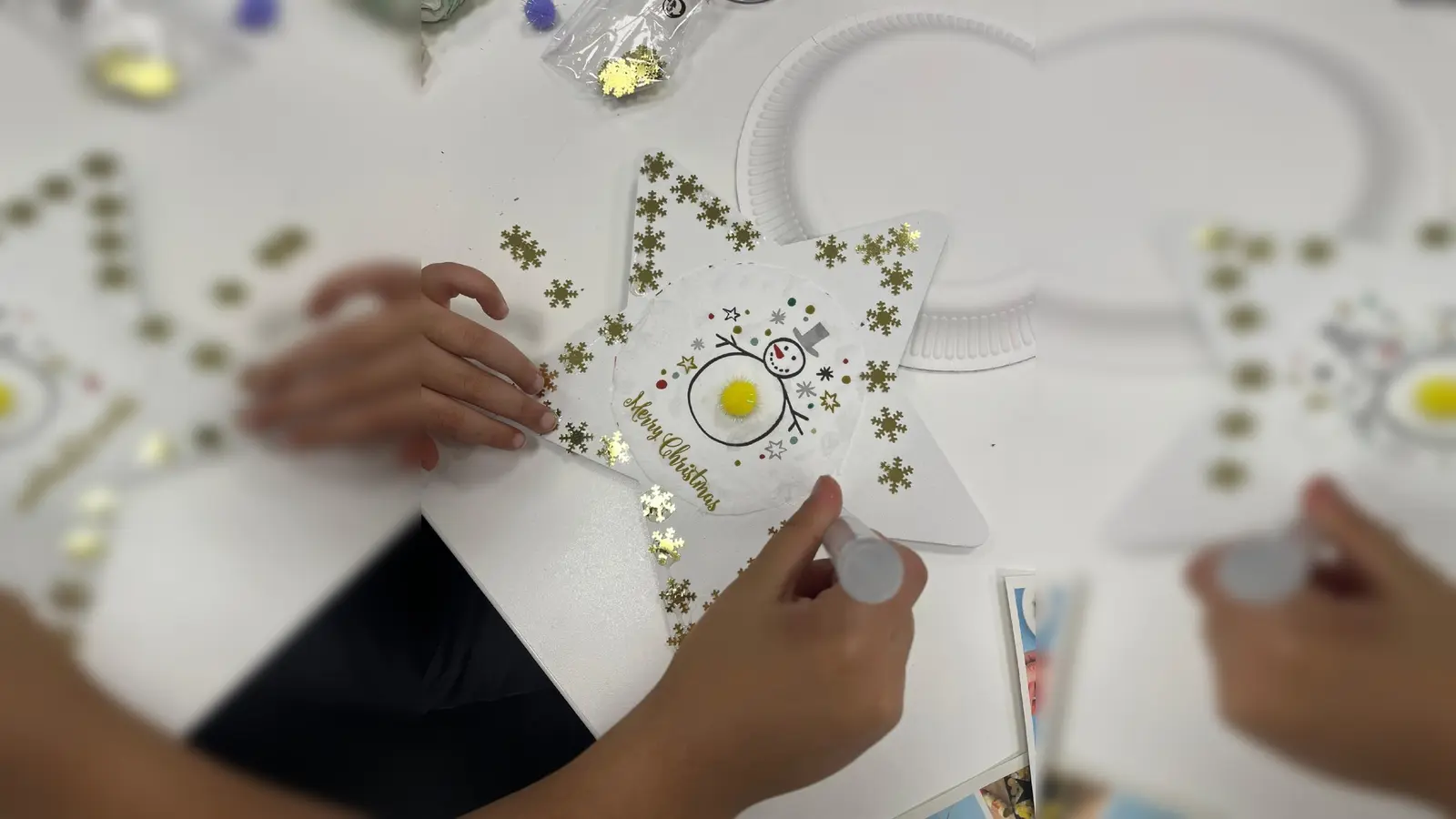 Kleine Kunstwerke vom Bastelnachmittag des Projektes „Balu und Du“. (Foto: KVHS)