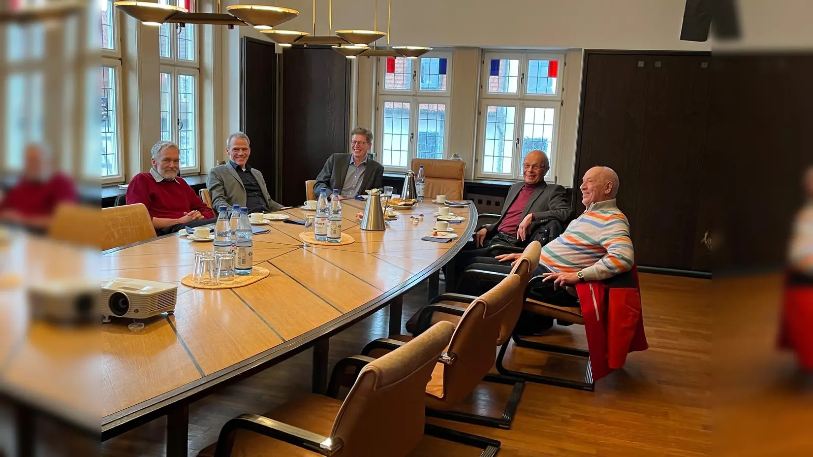 (v.l.) Peter Zanger (neuer stv. Schiedsmann), Dr. Philipp Gescher (Vizepräsident des Amtsgerichts Kassel), Bürgermeister Danny Sutor, Ulf Kutzner (scheidender stv. Schiedsmann), Bernhard Schick (Schiedsmann). (Foto: Stadt Grebenstein)