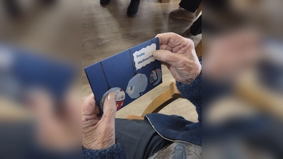 Liebevoll gestaltete Weihnachtsgrüße erfreuen die Senioren. (Foto: ZEE)