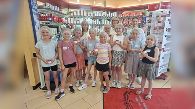 Zehn Kinder besuchten in den Ferien die Teutonenburg-Apotheke und wurden selbst aktiv. (Foto: privat)