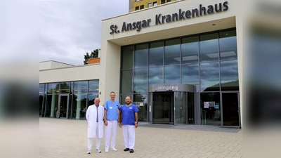 Über den Erfolg des OP-Roboters Da Vinci freuen sich (v.l.) Dr. Saša Pokupić (Chefarzt der Klinik Urologie), Leitender Oberarzt Dr. Michael Härtlein und Oberarzt Mohamad Shwaish.  (Foto: KHWE)