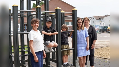 Die neuen Ganztagsklassen bieten verlässliche Strukturen für einen kindgerechten Schulalltag. Noch bis zum 30. Juni ist eine Anmeldung möglich, (von links) Nadine Beyermann (OGS-Leitung), Alex und Leonard, Schulleiterin Sabine Bielemeier und ihre Stellvertreterin Eva Finkeldey. (Foto: Stadt Brakel)