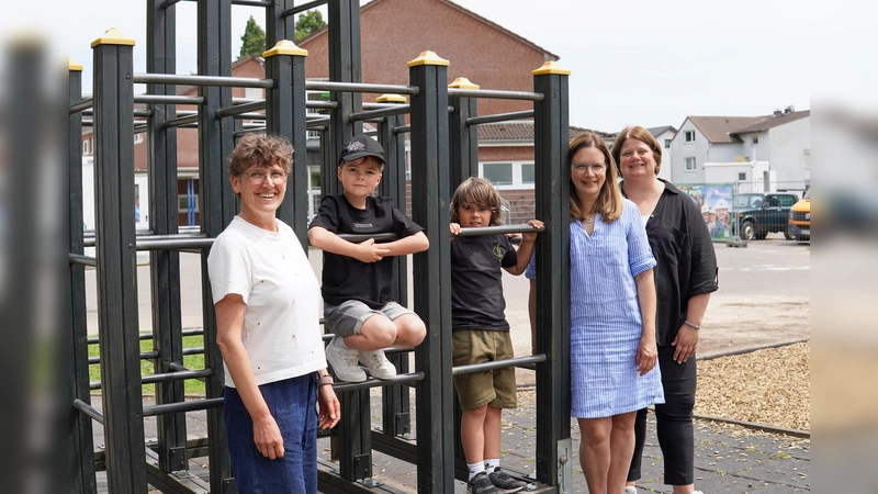 Die neuen Ganztagsklassen bieten verlässliche Strukturen für einen kindgerechten Schulalltag. Noch bis zum 30. Juni ist eine Anmeldung möglich, (von links) Nadine Beyermann (OGS-Leitung), Alex und Leonard, Schulleiterin Sabine Bielemeier und ihre Stellvertreterin Eva Finkeldey. (Foto: Stadt Brakel)