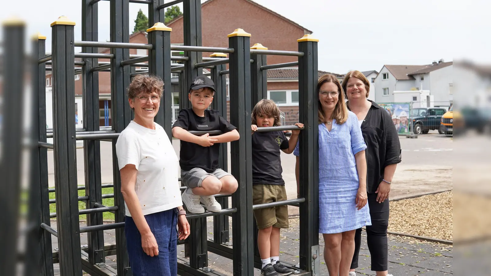 Die neuen Ganztagsklassen bieten verlässliche Strukturen für einen kindgerechten Schulalltag. Noch bis zum 30. Juni ist eine Anmeldung möglich, (von links) Nadine Beyermann (OGS-Leitung), Alex und Leonard, Schulleiterin Sabine Bielemeier und ihre Stellvertreterin Eva Finkeldey. (Foto: Stadt Brakel)