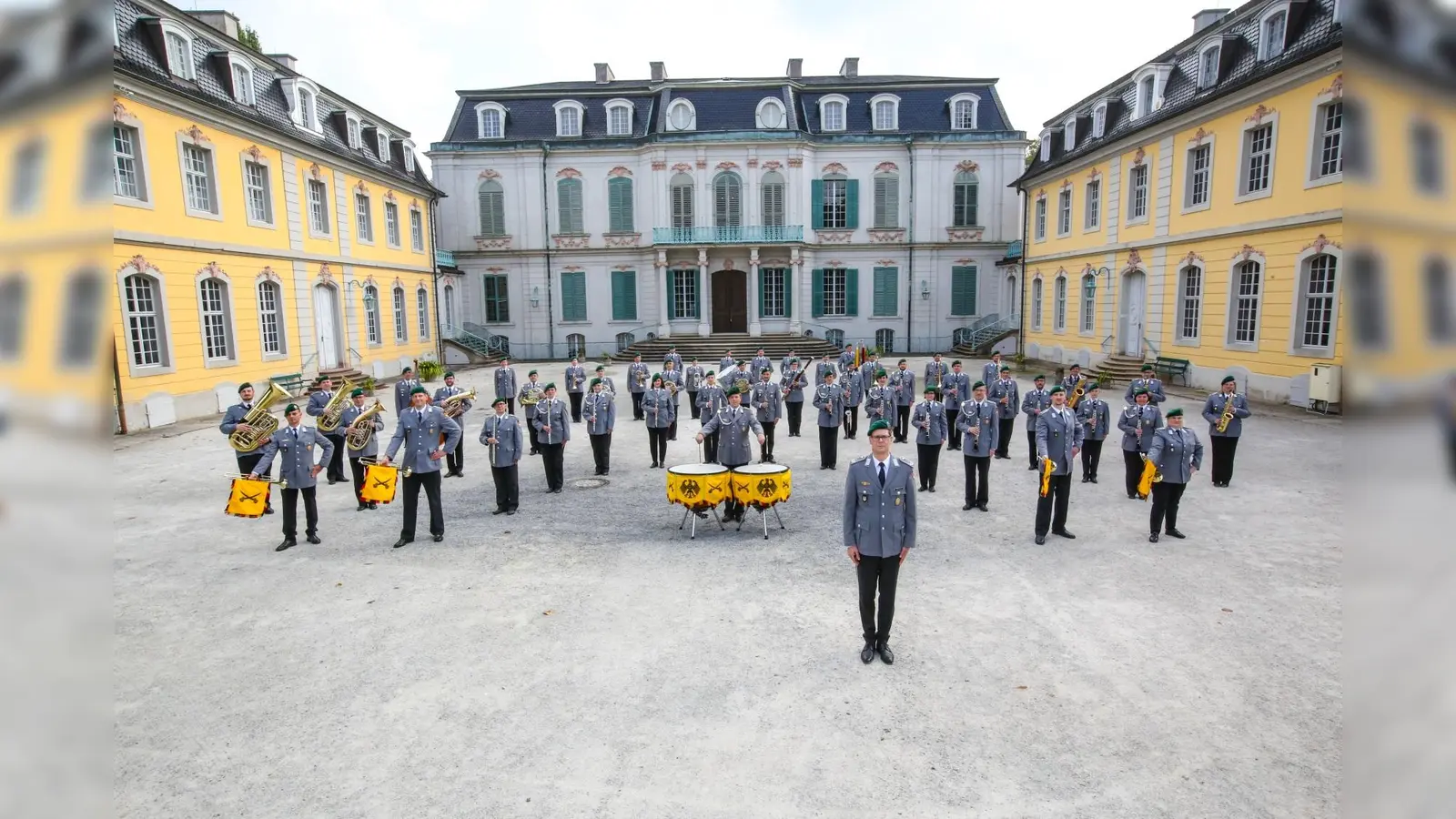 Das Heeresmusikkorps Kassel auf dem Geläände des Schlosses Wilhelmsthal. (Foto: Bundeswehr/Heeresmusikkorps Kassel)