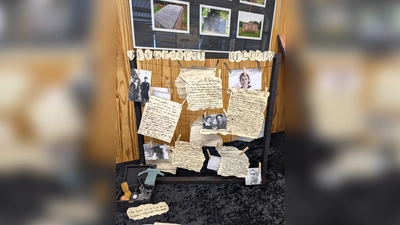 Eine Ausstellung zeigt die Arbeiten der Schülerinnen und Schüler.  (Foto: Gymnasium Beverungen)