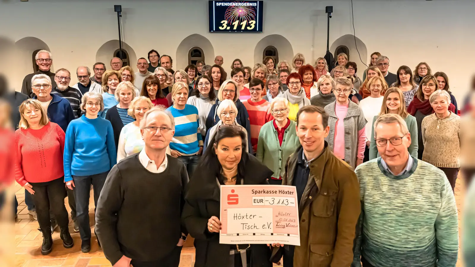 Übergeben die Spende im Beisein des Gospelchores (v.l.): Chorleiter Johannes Lücking, Höxter Tisch-Vorsitzende Gabriela Stiewe, Schriftführer Mark Becker und Gospelchor-Vorsitzender Werner Humann. (Foto: privat)
