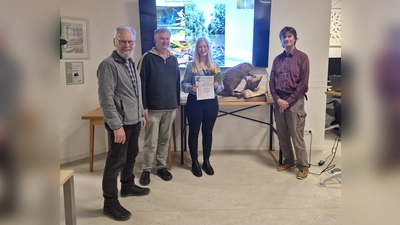 Übergabe des Preywisch-Preises an Fiona Brüggenthies (Mitte) durch den Vorsitzenden Ralf Liebelt (rechts) sowie Dr. Burkhard Beinlich (links) und Dr. Mathias Lohr von der Jury (2. von links). (Foto: privat)