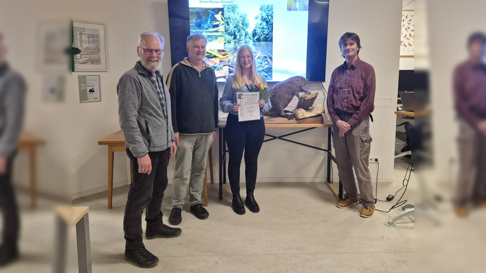 Übergabe des Preywisch-Preises an Fiona Brüggenthies (Mitte) durch den Vorsitzenden Ralf Liebelt (rechts) sowie Dr. Burkhard Beinlich (links) und Dr. Mathias Lohr von der Jury (2. von links). (Foto: privat)
